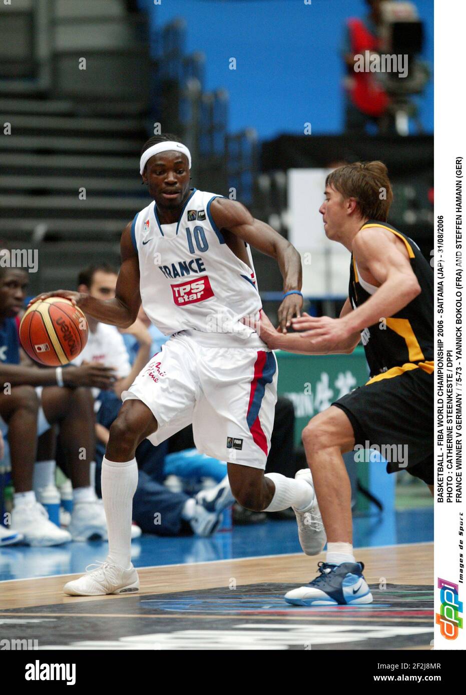 BASKET-BALL - CHAMPIONNAT DU MONDE FIBA 2006 - SAITAMA (JAP) - 31/08/2006 PHOTO : CATHERINE STEENKESTE / DPPI FRANCE VAINQUEUR V ALLEMAGNE / 75-73 - YANNICK BOKOLO (FRA) ET STEFFEN HAMANN (GER) Banque D'Images