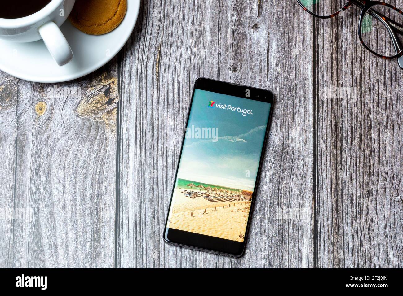 Un téléphone portable ou mobile posé sur un bois Table avec l'application Visit Portugal ouverte à l'écran Banque D'Images