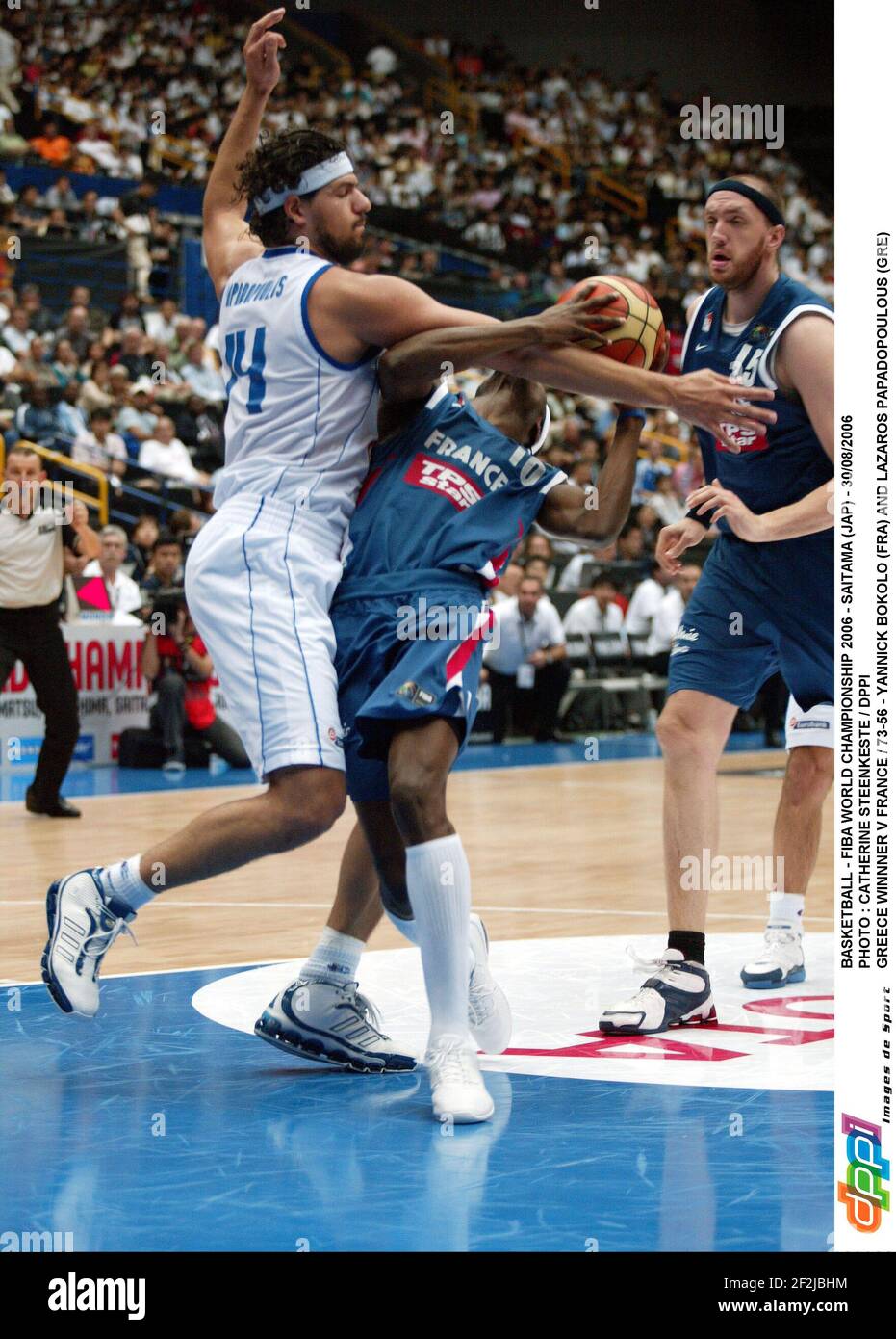 BASKET-BALL - CHAMPIONNAT DU MONDE FIBA 2006 - SAITAMA (JAP) - 30/08/2006 PHOTO : CATHERINE STEENKESTE / DPPI GRÈCE WINNER V FRANCE / 73-56 - YANNICK BOKOLO (FRA) ET LAZAROS PAPADOPOULEUS (GRE) Banque D'Images