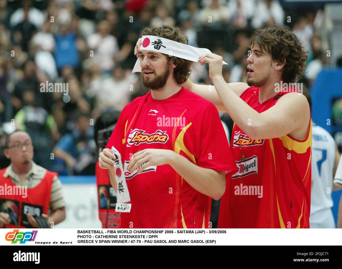 BASKET-BALL - CHAMPIONNAT DU MONDE FIBA 2006 - SAITAMA (JAP) - 3/09/2006 PHOTO : CATHERINE STEENKESTE / DPPI GRÈCE V ESPAGNE VAINQUEUR / 47-70 - PAU GASOL ET MARC GASOL (ESP) Banque D'Images