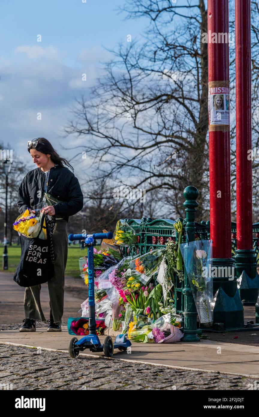 Londres, Royaume-Uni. 12 mars 2021. Les gens ont commencé à laisser des fleurs et des hommages à Sarah Everard au kiosque où ils espèrent avoir une vigile demain soir, bien que cette interdiction soit actuellement interdite par la police en vertu de la réglementation cavière. Il y a encore des signes (demandant des informations) faits par des amis concernés. Elle a disparu après 9:00 le 3 mars, quelque part entre Clapham Junction et Brixton. Crédit : Guy Bell/Alay Live News Banque D'Images