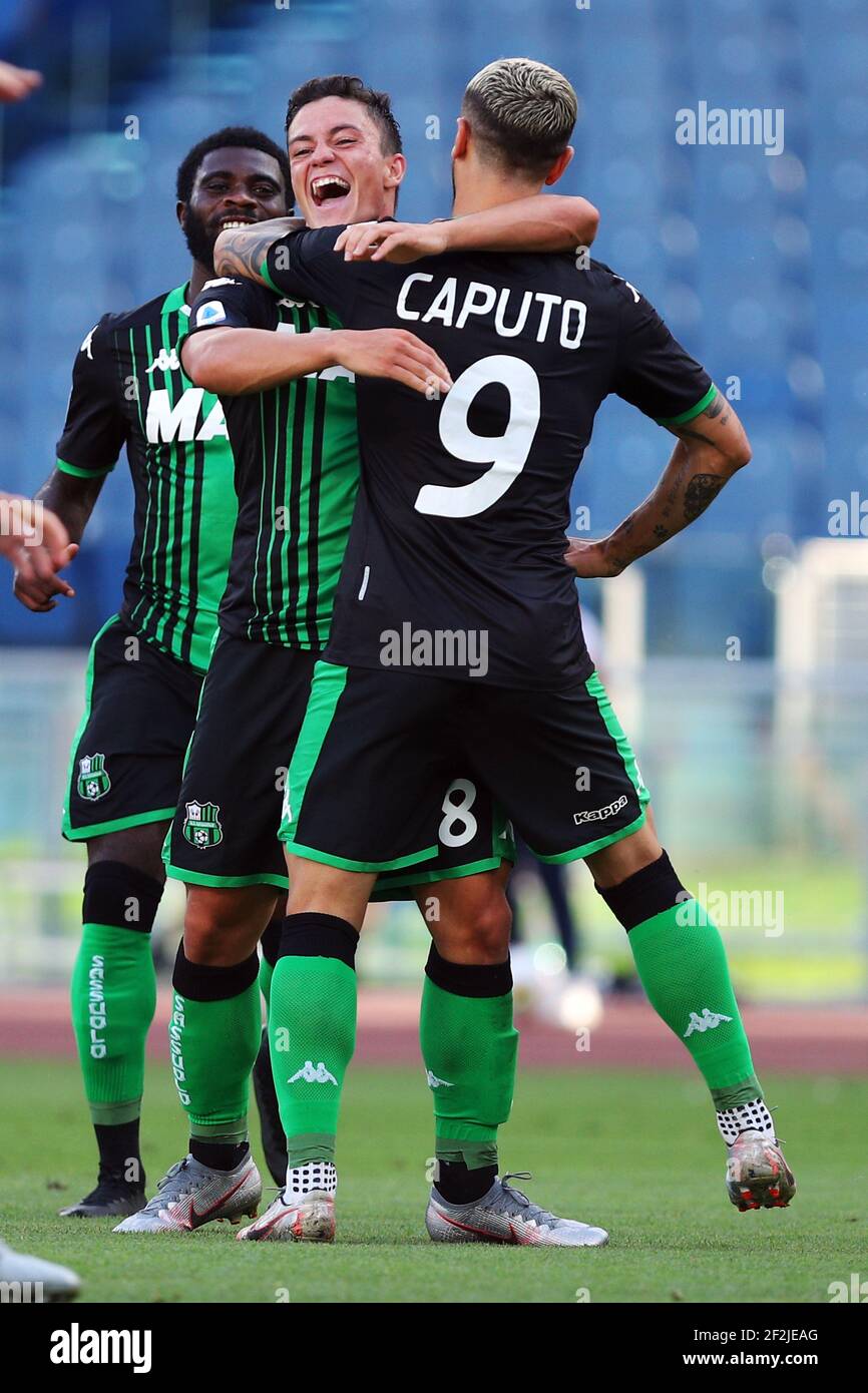 Giacomo Raspadori (C) fête avec Jeremie Boga (L) et Francesco Caputo (R) après avoir inscrit 1-1 buts lors du championnat italien Serie UN match de football entre SS Lazio et US Sassuolo Calcio le 11 juillet 2020 au Stadio Olimpico à Rome, Italie - photo Federico Proietti / DPPI Banque D'Images