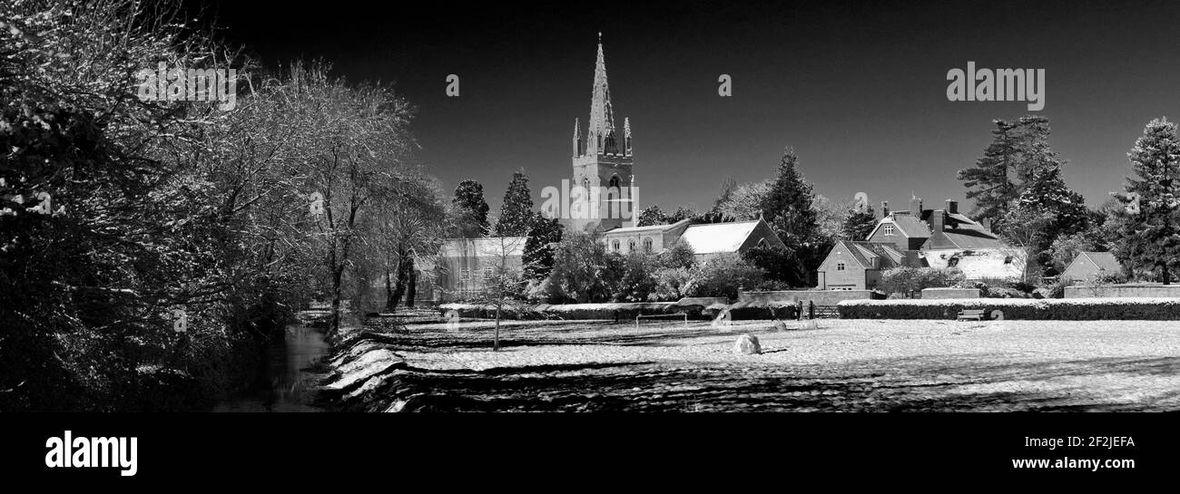 Neige au-dessus de l'église St Andrews, West Deeping village, Lincolnshire, Angleterre, Royaume-Uni Banque D'Images