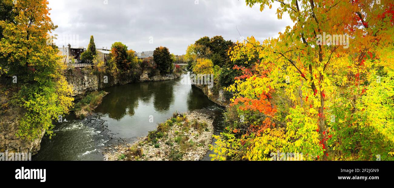 Un panorama de la rivière Grand à Fergus, Ontario, Canada à l'automne Banque D'Images