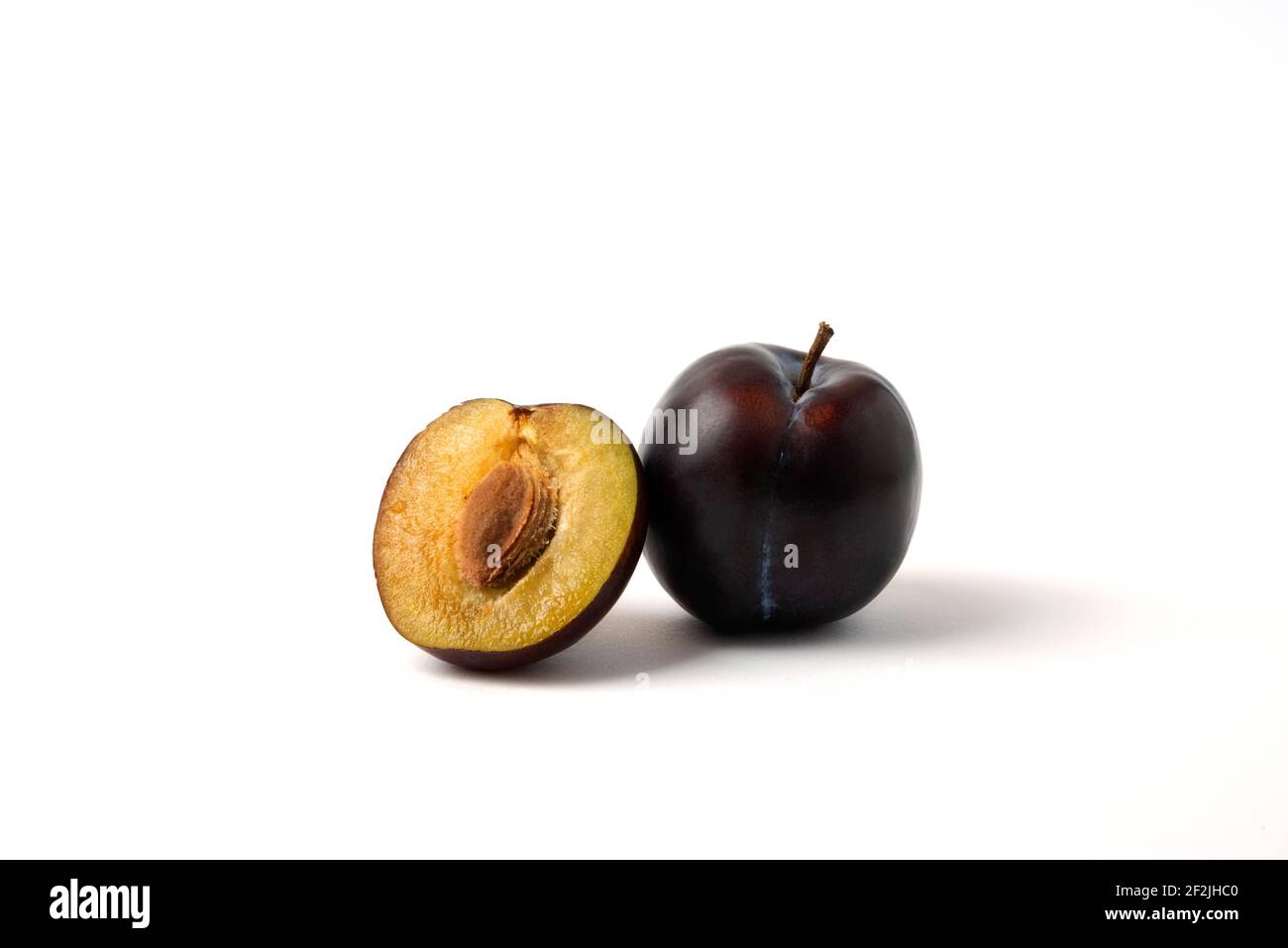 Prune cerise noire entière et mi-découpée Banque D'Images