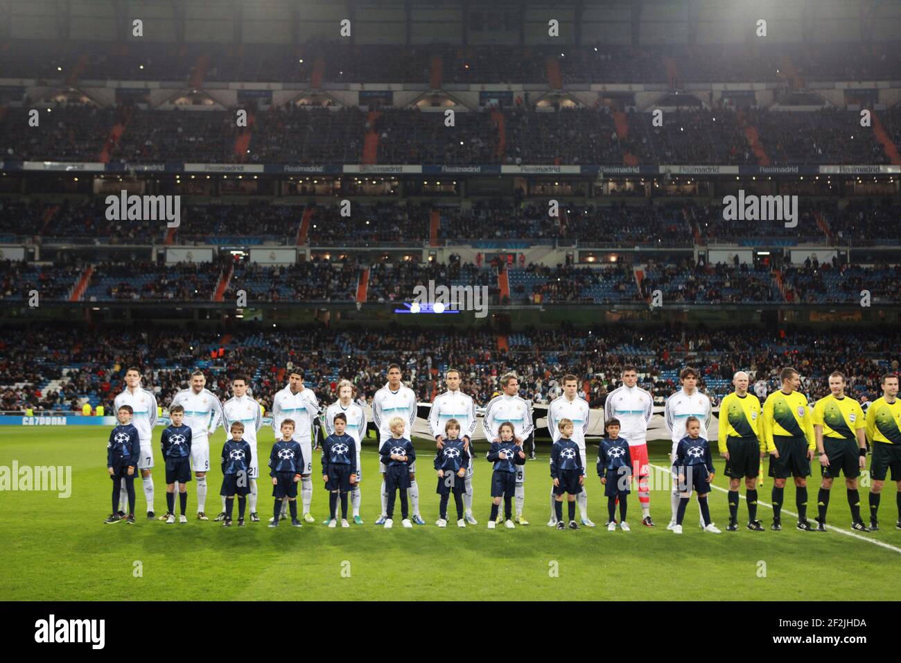 FOOTBALL - LIGUE DES CHAMPIONS DE L'UEFA 2012/2013 - SCÈNE DE GROUPE - GROUPE D - REAL MADRID V AJAX AMSTERDAM - 4/12/2012 - PHOTO MANUEL BLONDAU / AOP PRESSE / DPPI - L'ÉQUIPE DU REAL MADRID SE PLACE AVANT LE MATCH Banque D'Images