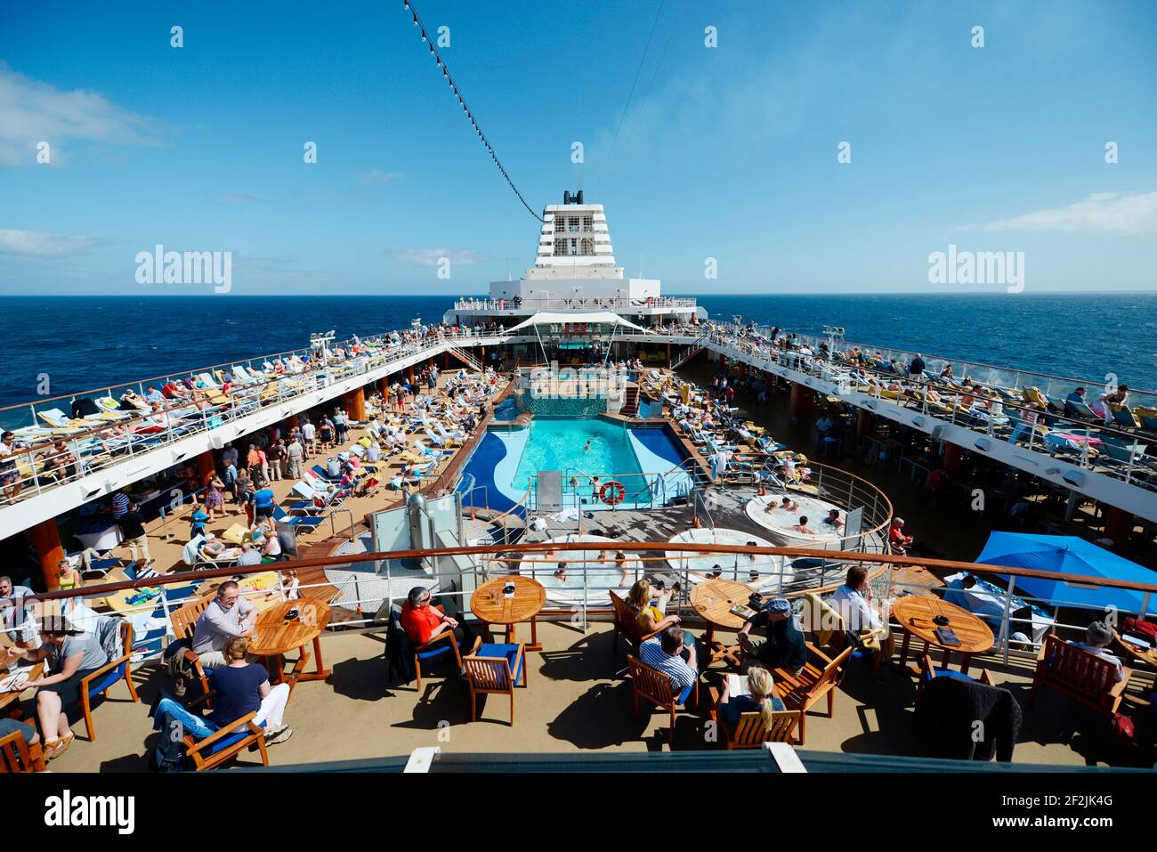 Passagers dans l'après-midi sur le pont d'une croisière navire Banque D'Images
