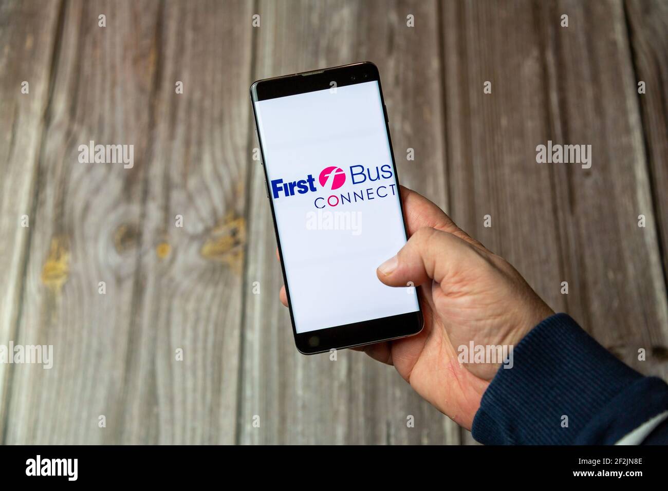 Un téléphone mobile ou mobile tenu dans un Main avec l'application First bus Connect ouverte à l'écran Banque D'Images