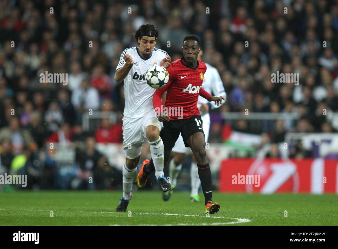 FOOTBALL - LIGUE DES CHAMPIONS DE L'UEFA 2012/2013 - 1/8 FINAL - 1ÈRE ÉTAPE - REAL MADRID / MANCHESTER UNITED - 13/02/2013 - PHOTO MANUEL BLONDAU / AOP PRESSE / DPPI - DANNY WELBECK ET SAMI KHEDIRA Banque D'Images