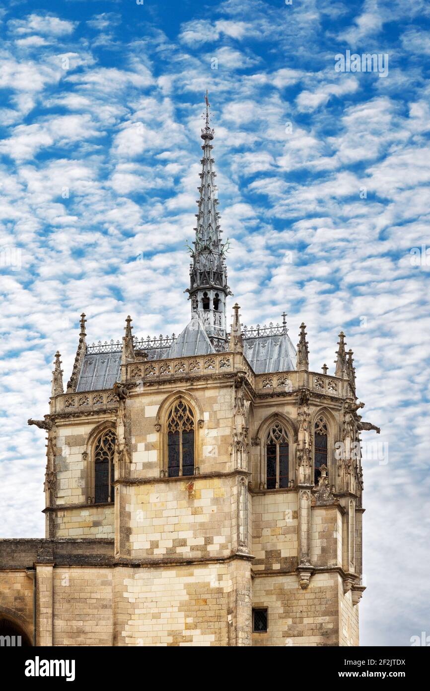 Château d'Amboise - Chapelle Saint-Huberts, partie du Château d'Amboise vue contre un ciel de maquereau ; vieille ville d'Amboise, Amboise France Europe Banque D'Images