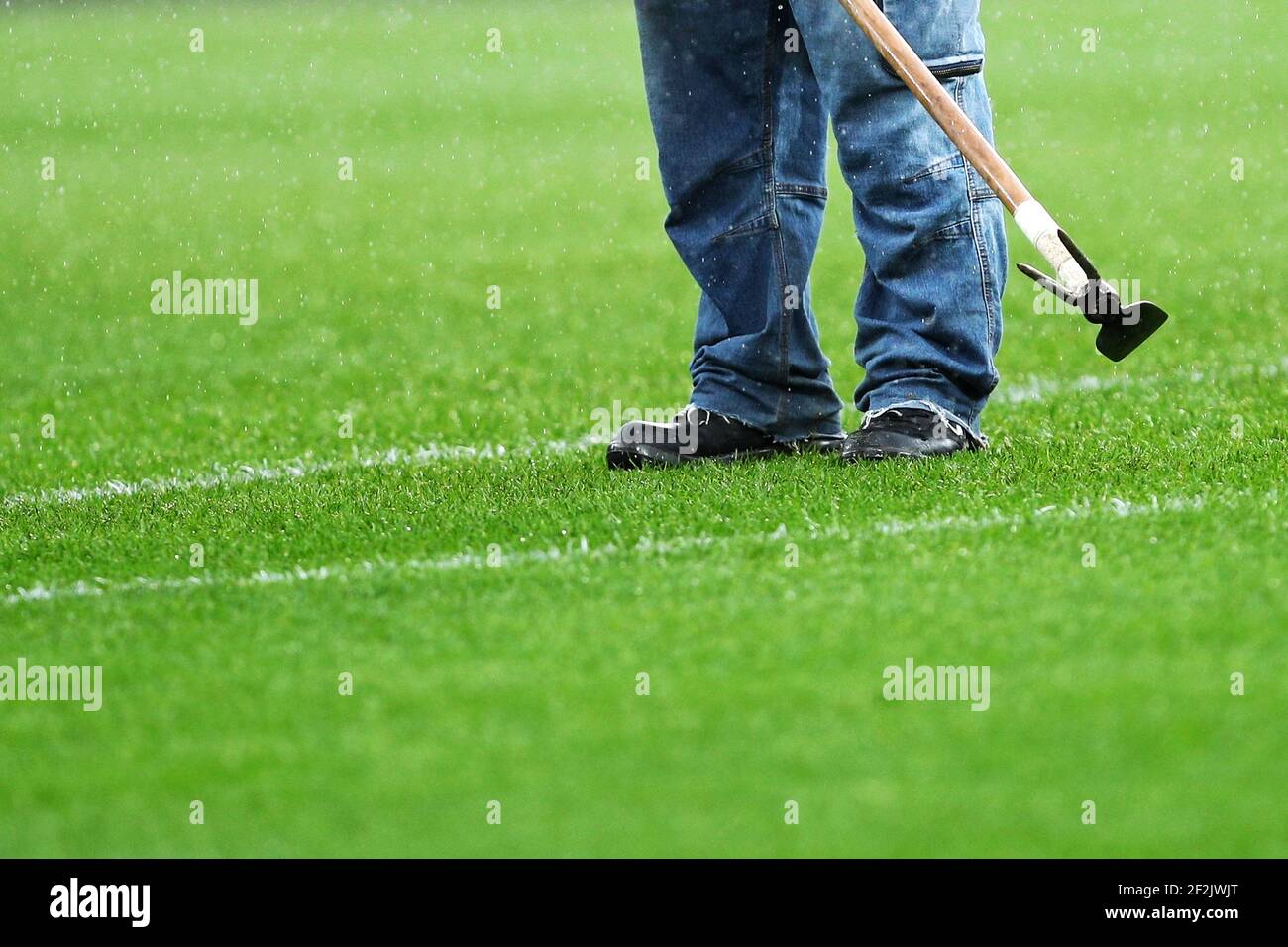 Jardinier au travail avant le championnat italien Serie UN match de football entre AS Roma et US Sassuolo Calcio le 6 décembre 2020 au Stadio Olimpico à Rome, Italie - photo Federico Proietti / DPPI Banque D'Images