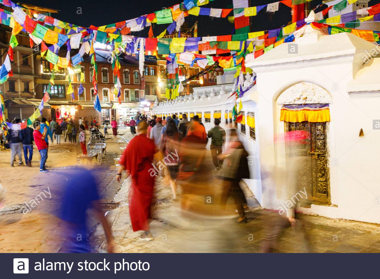 Les dévotés bouddhistes encerclent Boudhanath Stupa à Katmandou Népal - Boudhanath Stupa, Katmandou, , Népal (NP) Banque D'Images