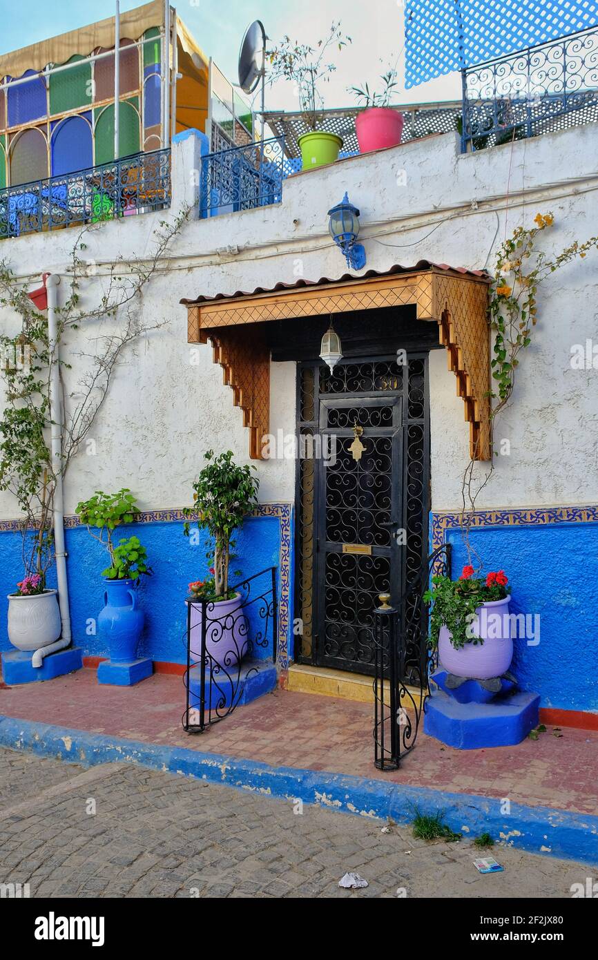 Rabat, Maroc - 1er mars 2020 : ENTRÉE traditionnelle colorée dans une maison résidentielle de Rabat Maroc Banque D'Images