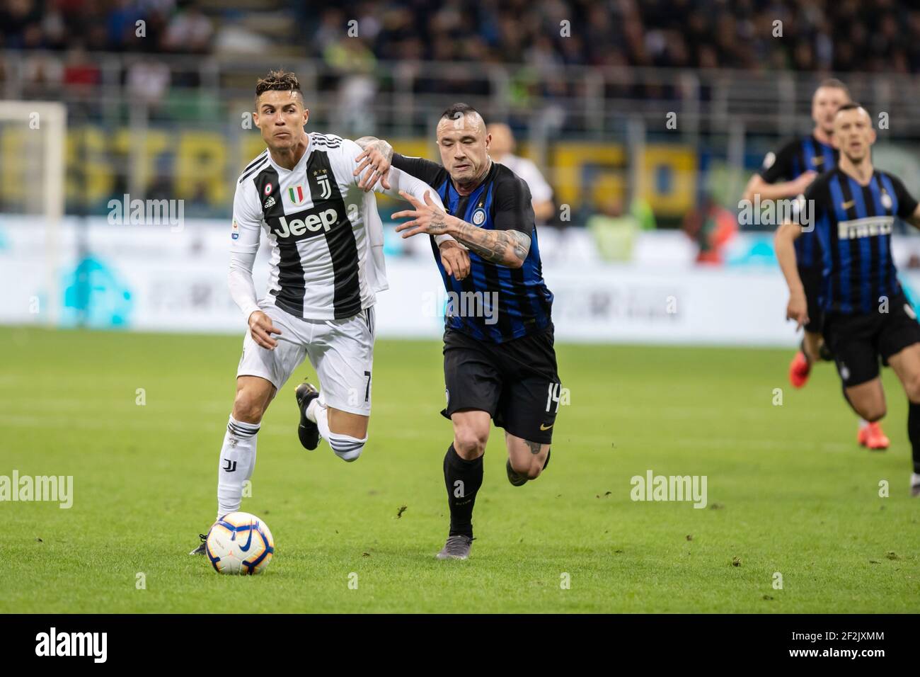Cristiano Ronaldo de Juventus et Radja Nainggolan d'Inter pendant le championnat italien Serie UN match de football entre le FC Internazionale et le Juventus FC le 27 avril 2019 au stade Giuseppe Meazza de Milan, Italie - photo Morgese - Rossini / DPPI Banque D'Images