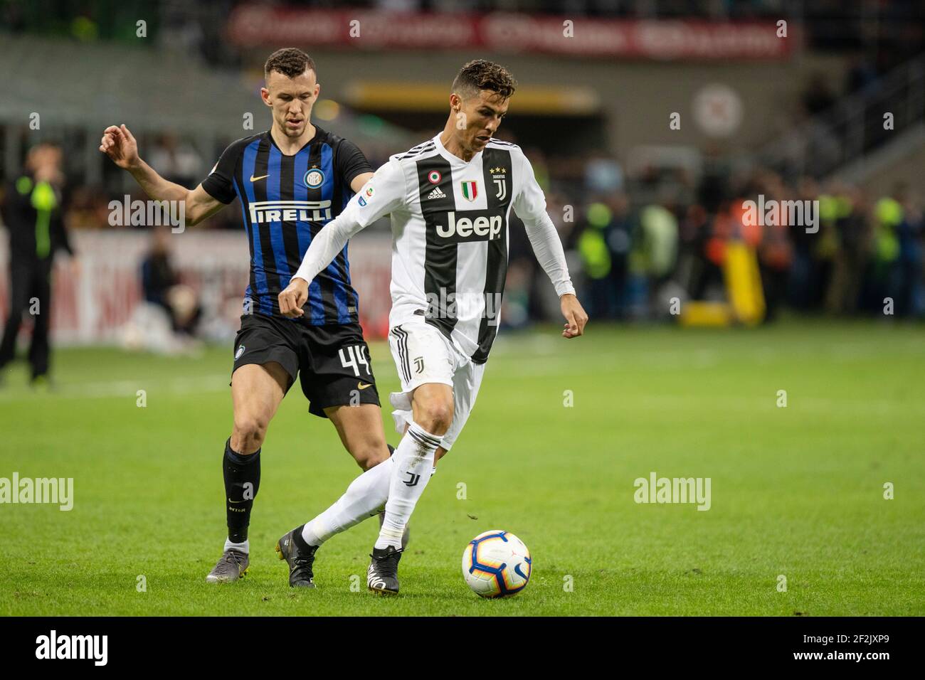 Cristiano Ronaldo de Juventus et Ivan Perisic d'Inter pendant le championnat italien Serie UN match de football entre FC Internazionale et Juventus FC le 27 avril 2019 au stade Giuseppe Meazza à Milan, Italie - photo Morgese - Rossini / DPPI Banque D'Images
