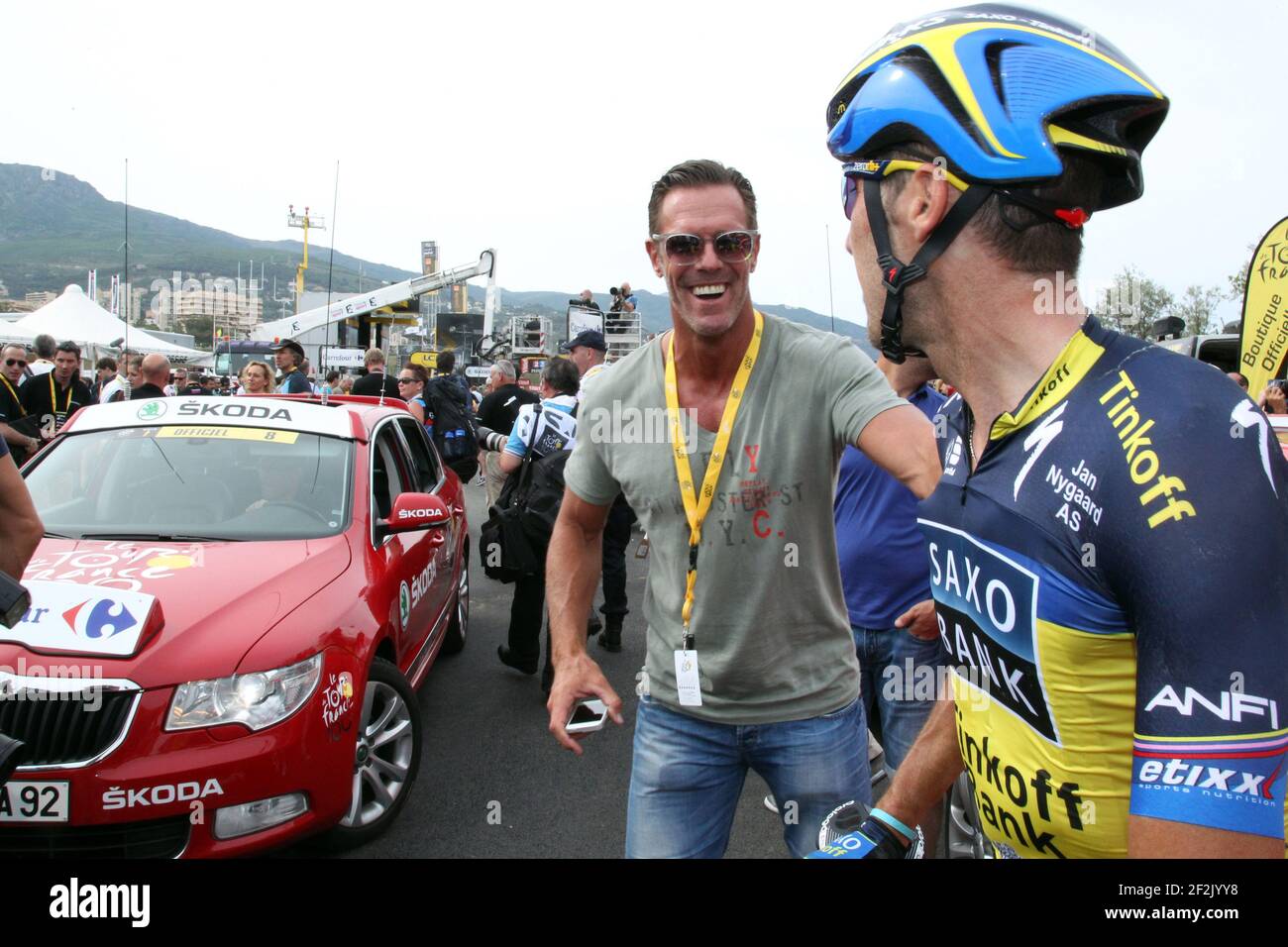 CYCLISME - UCI WORLD TOUR - TOUR DE FRANCE 2013 - ÉTAPE 1 - Porto-Vecchio - Bastia ( Corse ) (212 km) - 29/06/2013 - PHOTO MANUEL BLONDEAU / DPPI - MARIO CIPOLLINI EST REPRÉSENTÉ SUR LA LIGNE D'ARRIVÉE Banque D'Images CYCLISME - UCI WORLD TOUR - TOUR DE FRANCE 2013 - ÉTAPE 1 - Porto-Vecchio - Bastia ( Corse ) (212 km) - 29/06/2013 - PHOTO MANUEL BLONDEAU / DPPI - MARIO CIPOLLINI EST REPRÉSENTÉ SUR LA LIGNE D'ARRIVÉE Banque D'Images
