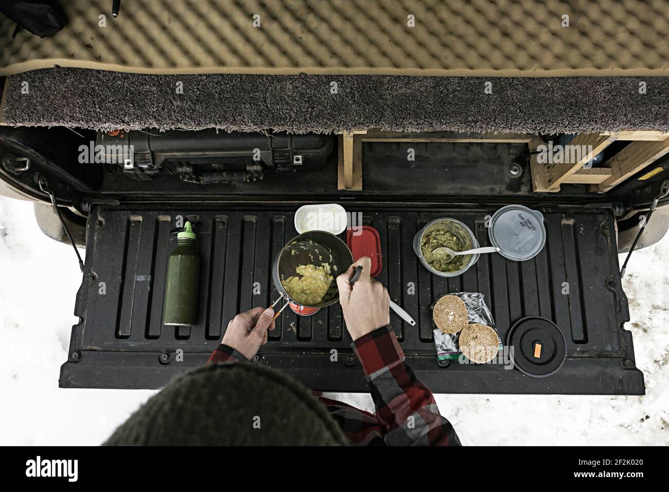 Petit déjeuner de cuisine sur le hayon du camion en hiver Banque D'Images