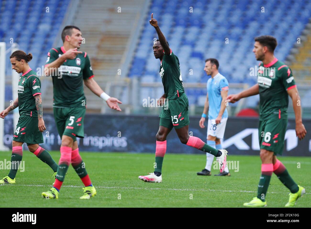 Simeon Nwankwo de Crotone (C) célèbre après avoir obtenu 1-1 buts lors du championnat italien Serie UN match de football entre SS Lazio et FC Crotone le 12 mars 2021 au Stadio Olimpico à Rome, Italie - photo Federico Proietti / DPPI Banque D'Images