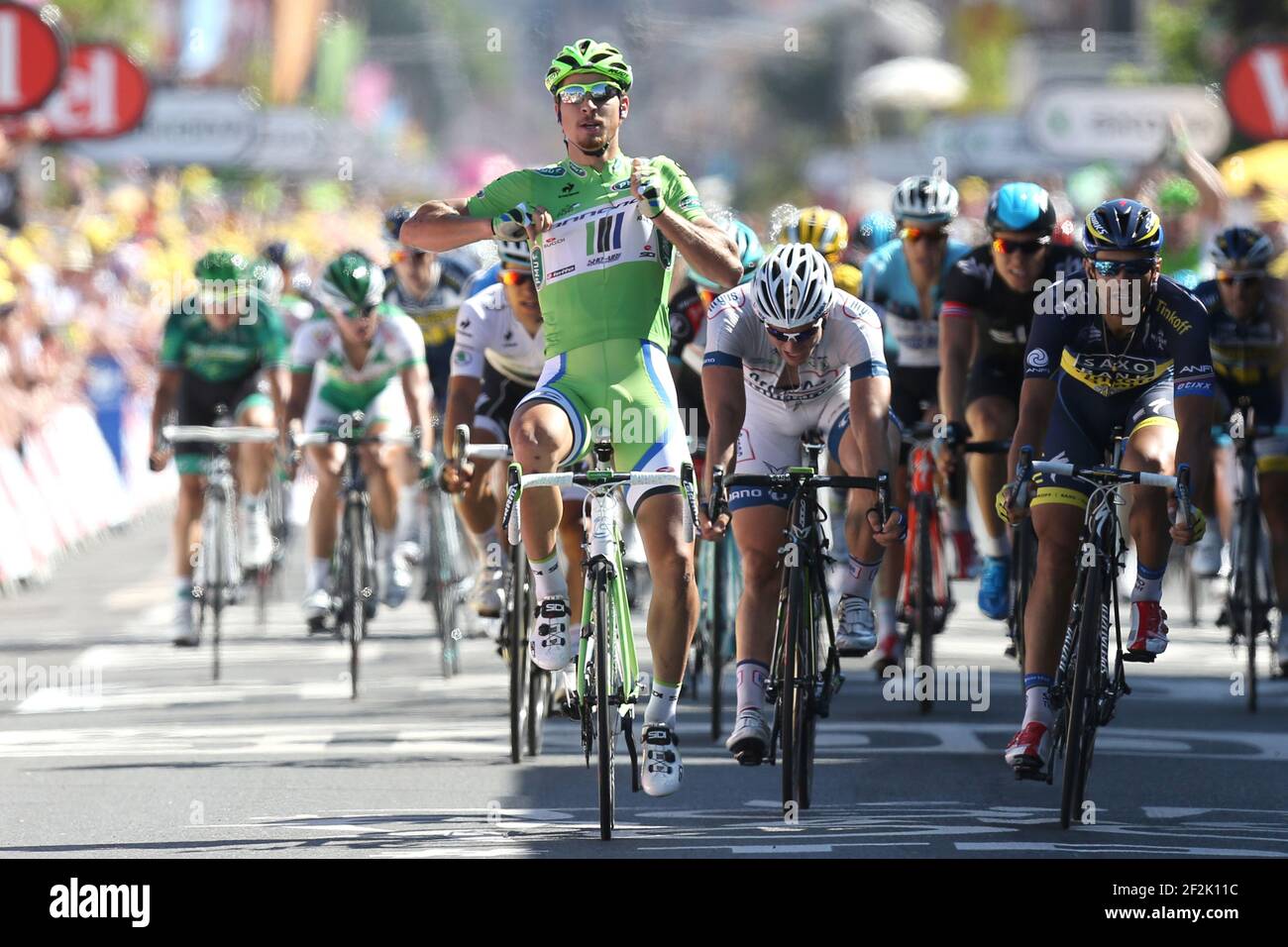 CYCLISME - UCI WORLD TOUR - TOUR DE FRANCE 2013 - ÉTAPE 7 - Montpellier - Albi (205 km) - 05/07/2013 - PHOTO MANUEL BLONDEAU / DPPI - PETER SAGAN, DE SLOVAQUIE, ET L'ÉQUIPE CANNONDALE CÉLÈBRENT EN CROISSANT LA LIGNE D'ARRIVÉE POUR GAGNER LA SEPTIÈME ÉTAPE Banque D'Images