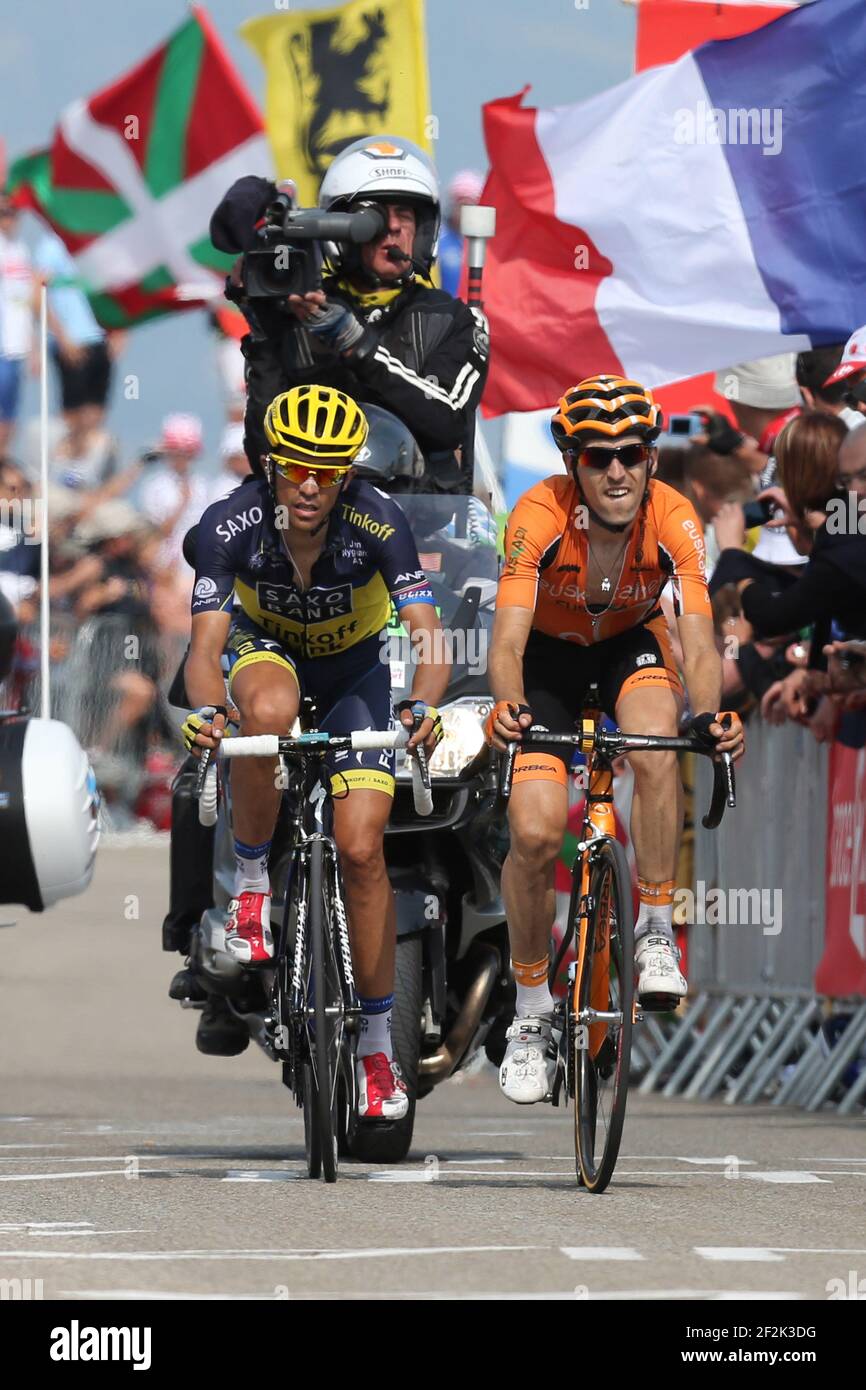 Cyclisme - UCI World Tour - Tour de France 2013 - étape 15 - Givors - Mont-Ventoux (191 km) - 14/07/2013 - photo MANUEL BLONDAU / DPPI - Mikel Nieve Iturralde d'Espagne et Team Euskatel-Euskadi et Alberto Contador De l'Espagne et de l'équipe Saxo-Tinkoff sont photographiés 400m avant la ligne d'arrivée Banque D'Images