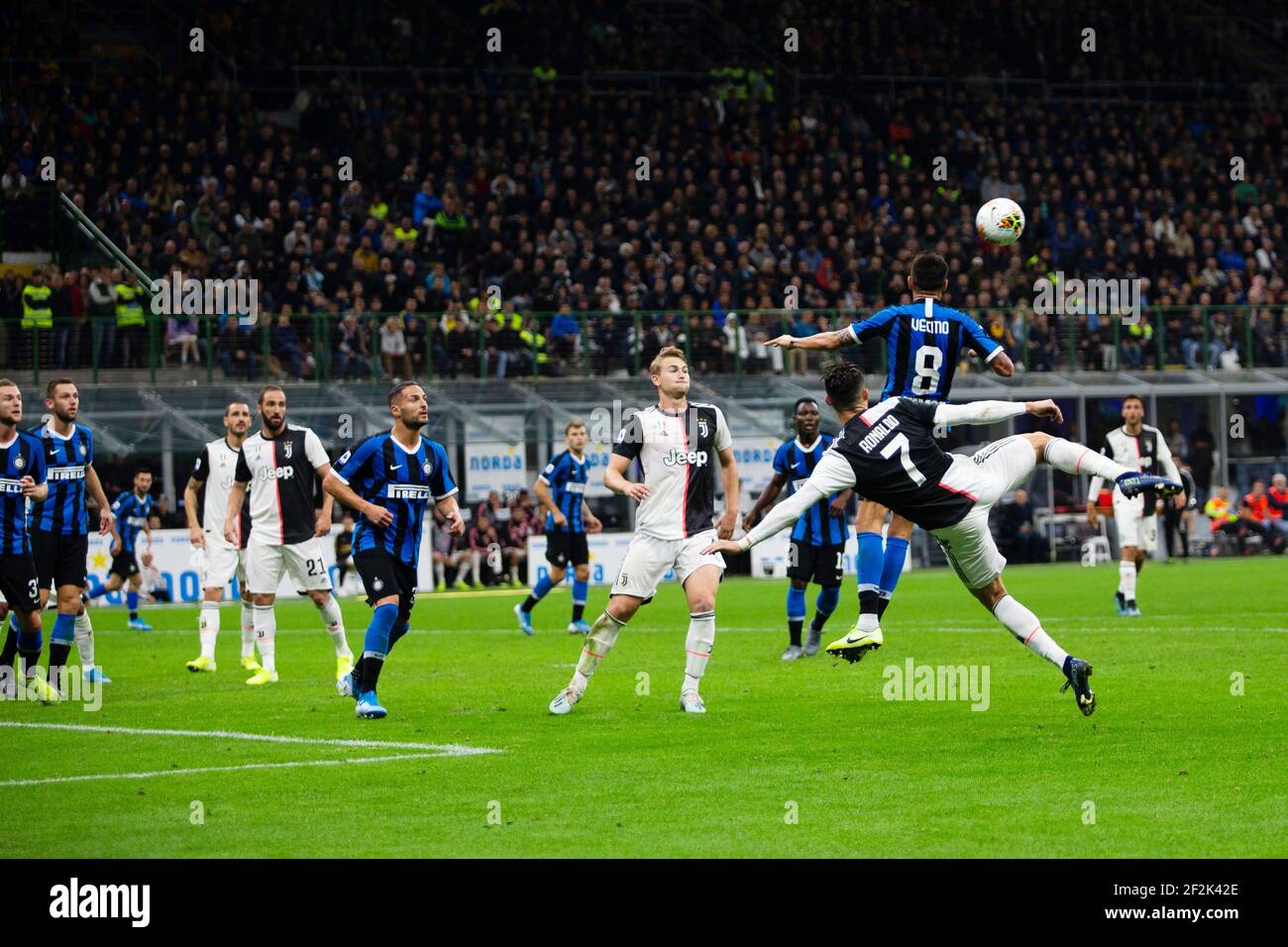 Cristiano Ronaldo de Juventus et Matias Vecino d'Inter pendant le championnat italien Serie UN match de football entre le FC Internazionale et le Juventus FC le 6 octobre 2019 au stade Giuseppe Meazza de Milan, Italie - photo Morgese-Rossini / DPPI Banque D'Images