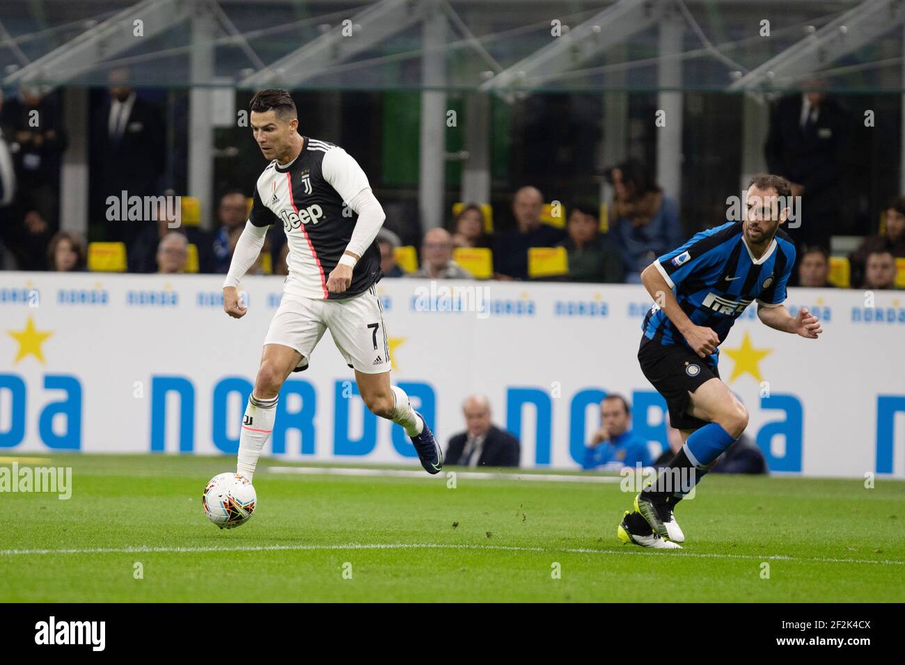 Cristiano Ronaldo de Juventus et Diego Godin d'Inter pendant le championnat italien Serie UN match de football entre le FC Internazionale et le Juventus FC le 6 octobre 2019 au stade Giuseppe Meazza à Milan, Italie - photo Morgese-Rossini / DPPI Banque D'Images