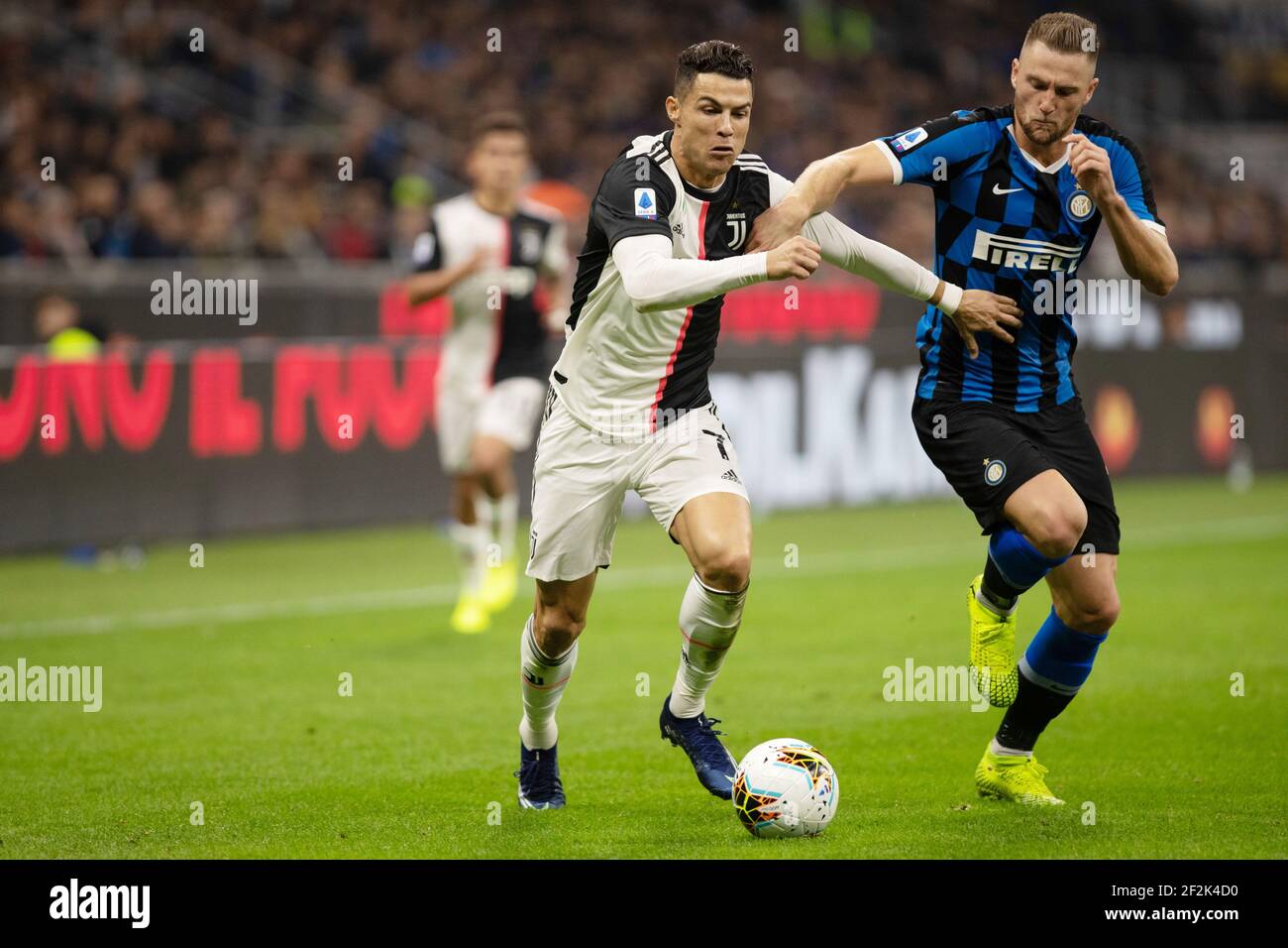 Cristiano Ronaldo de Juventus et Milan Skriniar d'Inter pendant le championnat italien Serie UN match de football entre le FC Internazionale et le Juventus FC le 6 octobre 2019 au stade Giuseppe Meazza de Milan, Italie - photo Morgese-Rossini / DPPI Banque D'Images