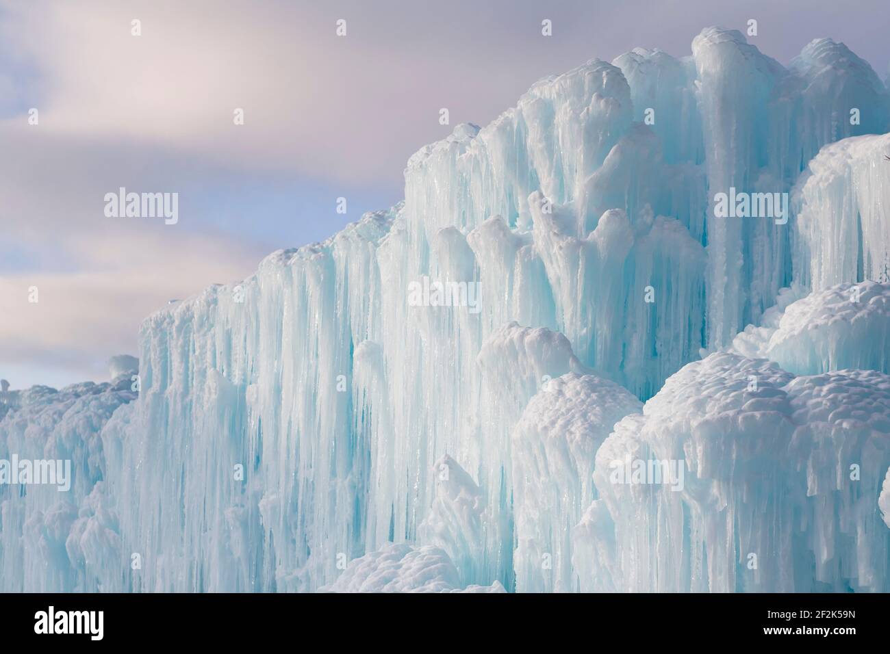 Magnifiques châteaux de glace contre le ciel Banque D'Images