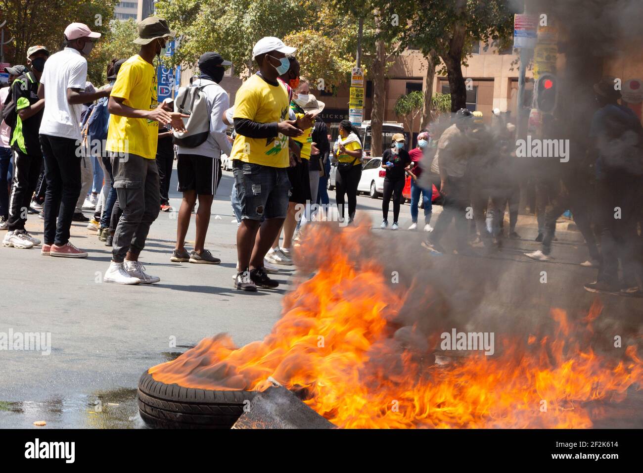 Johannesburg, Afrique du Sud. 12 mars 2021. Les étudiants bloquent le trafic pendant la manifestation.les étudiants protestent contre le refus de l'Université Wits d'enregistrer les étudiants ayant des arriérés de frais de scolarité. (Photo de Thabo Jaiyesimi/SOPA Images/Sipa USA) crédit: SIPA USA/Alay Live News Banque D'Images