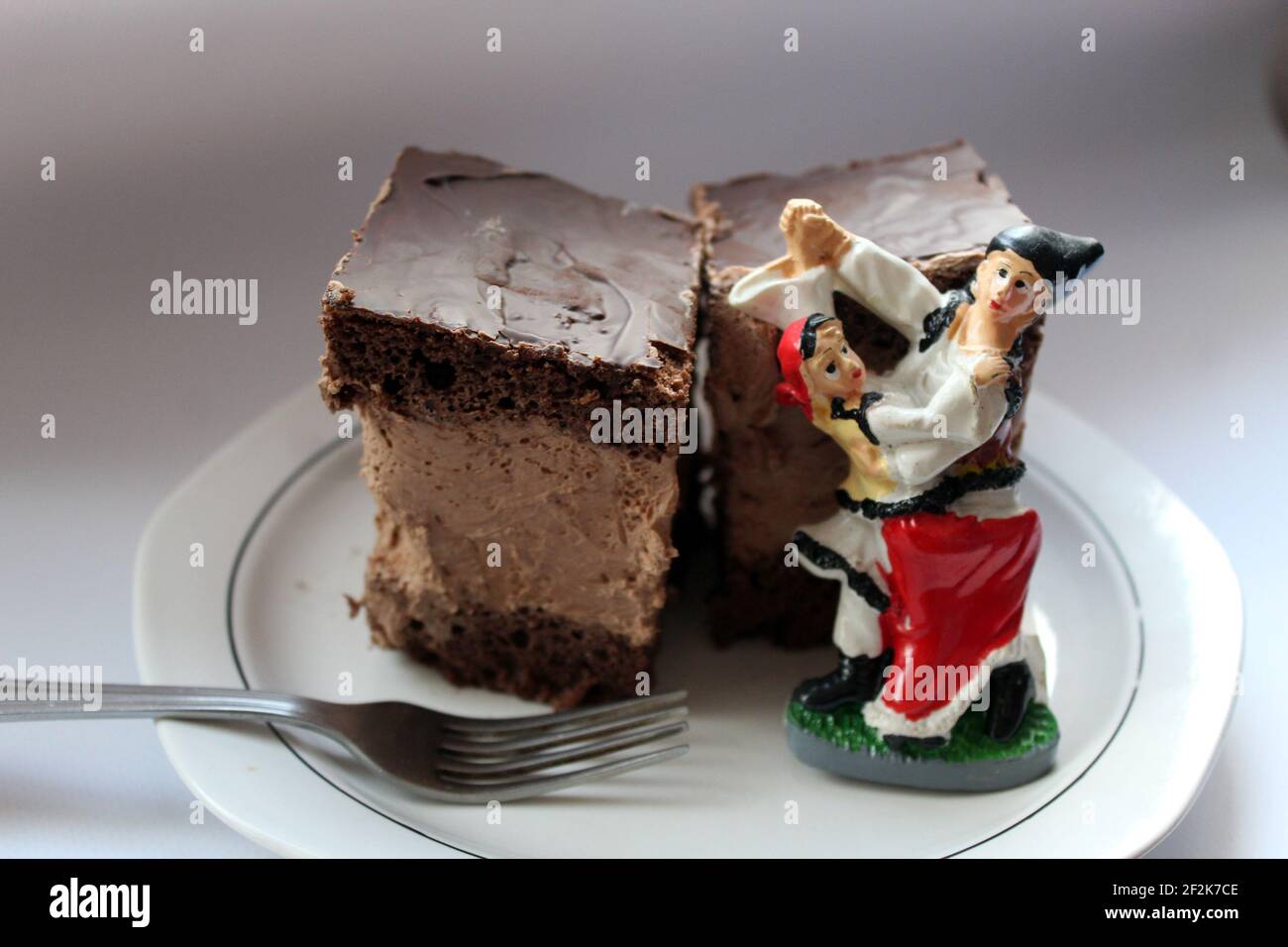 Rigo Jancsi Un Gateau De Genoise Traditionnel Hongrois En Forme De Cube Fait Maison En Roumanie Avec Des Vetements Roumains Traditionnels Photo Stock Alamy