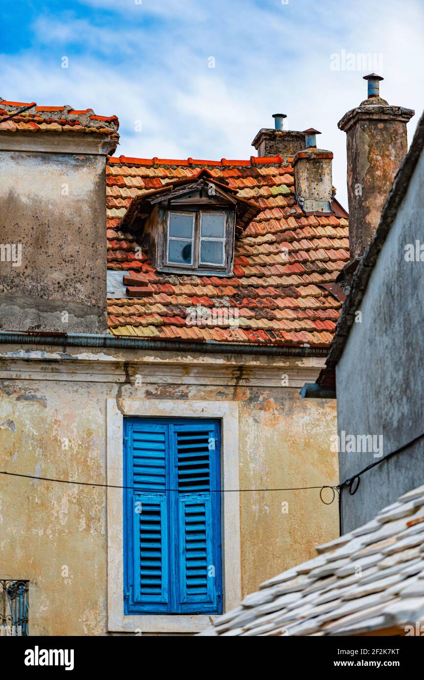 Ancien bâtiment et fenêtre en Bosnie, en Europe. Architecture traditionnelle, toit carrelé, ciel nuageux. Banque D'Images
