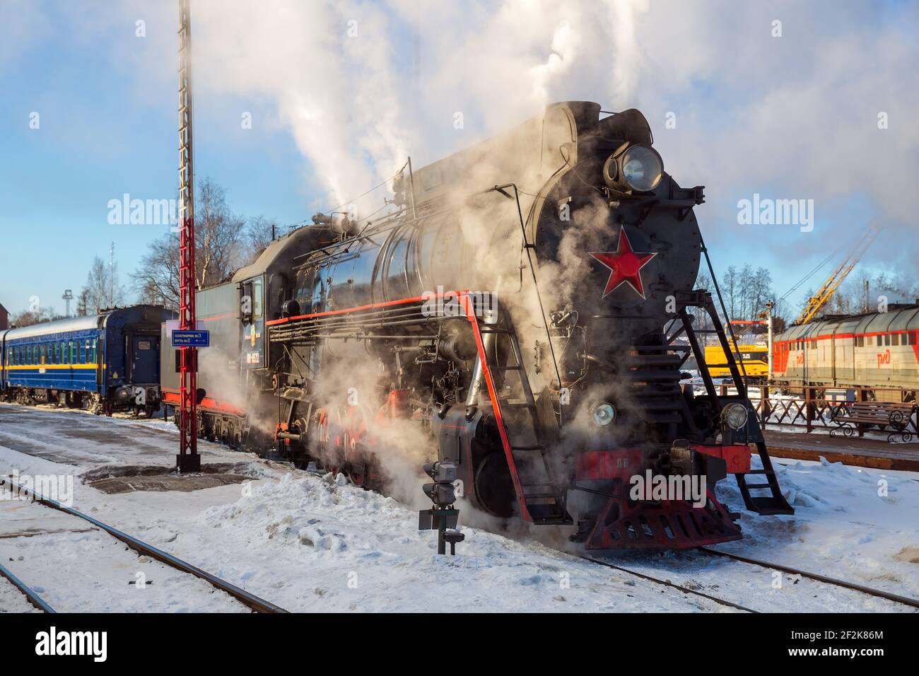 SORTAVALA, RUSSIE - 10 MARS 2021 : le train rétro touristique sur locomotive à vapeur part de la gare de Sortavala jusqu'au parc de la montagne de Ruskeala Banque D'Images