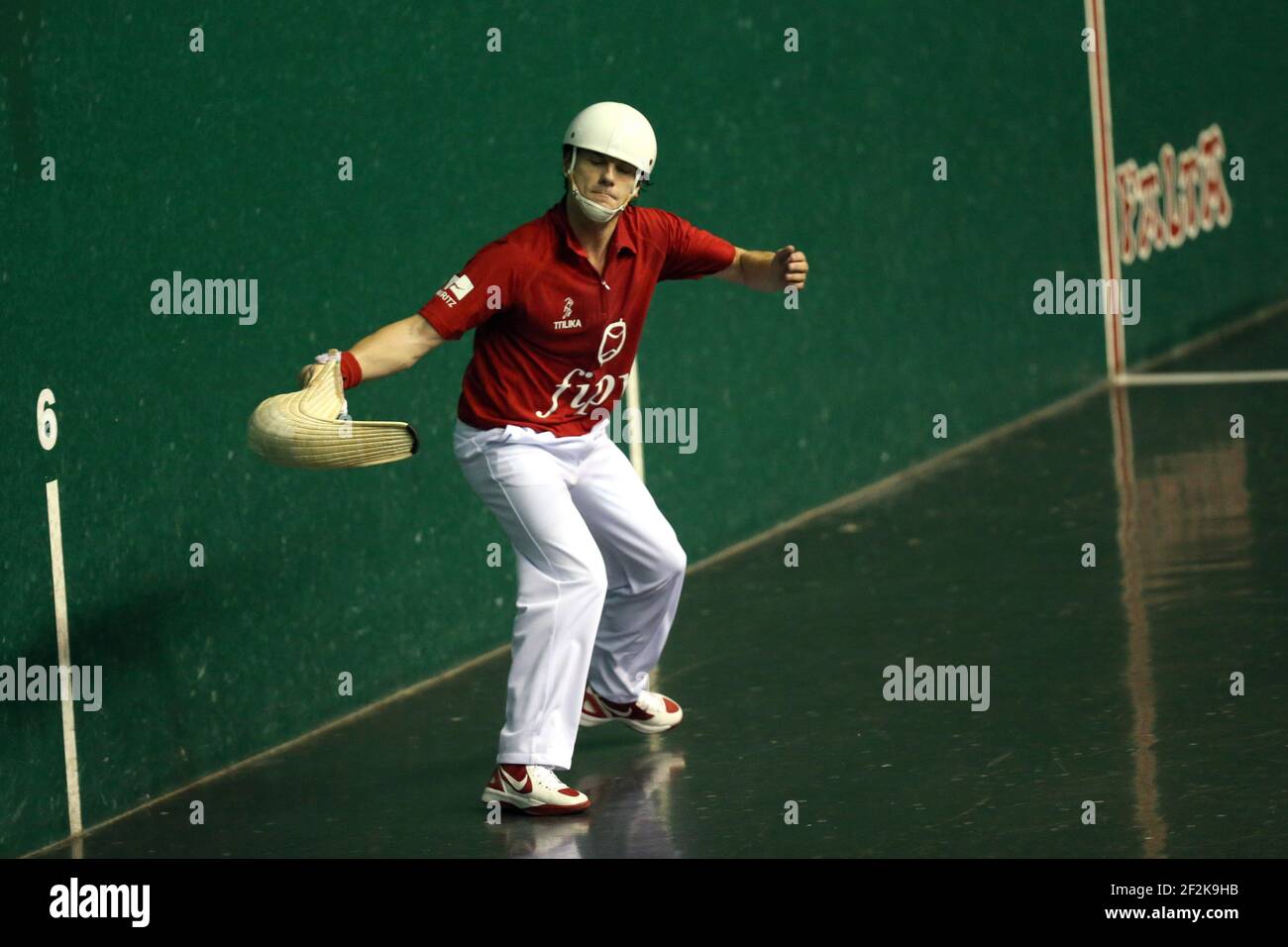 Cesta punta - Jai Alai - Championnat du monde 2013 - Biarritz - France - 1/2 final - 26/08/2013 - photo Manuel Blondau / AOP-PRESS / DPPI - Diego Beaskoetxea (rouge) Banque D'Images