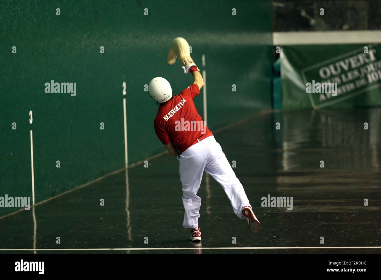 Cesta punta - Jai Alai - Championnat du monde 2013 - Biarritz - France - 1/2 final - 26/08/2013 - photo Manuel Blondau / AOP-PRESS / DPPI - Diego Beaskoetxea (rouge) Banque D'Images