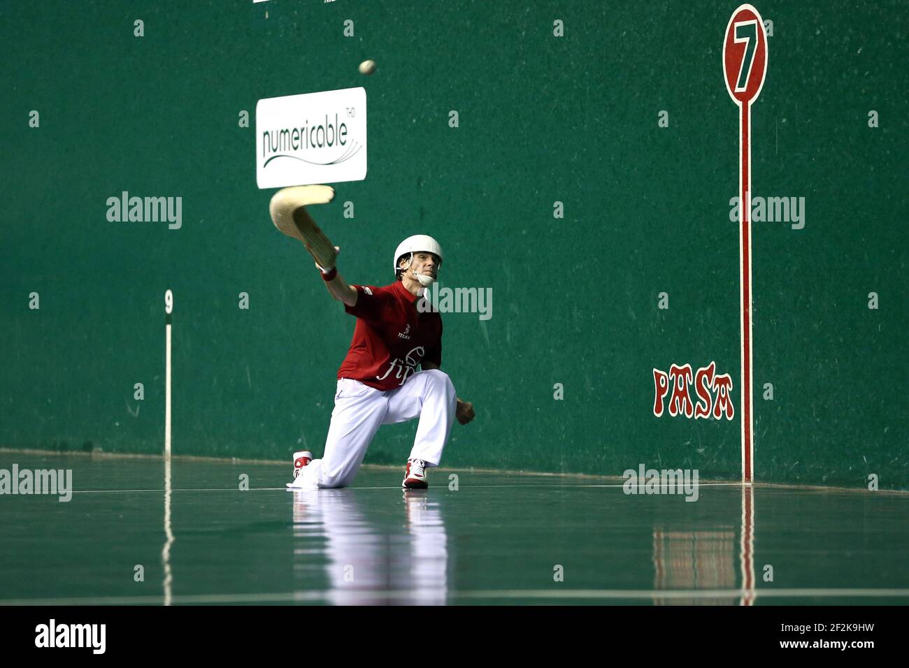 Cesta punta - Jai Alai - Championnat du monde 2013 - Biarritz - France - 1/2 final - 26/08/2013 - photo Manuel Blondau / AOP-PRESS / DPPI - Diego Beaskoetxea (rouge) Banque D'Images