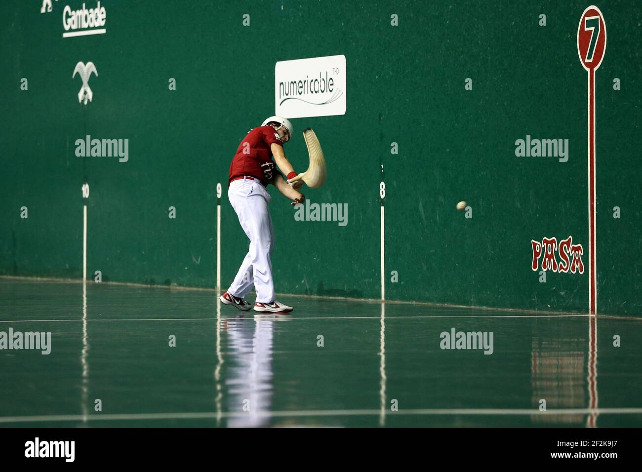 Cesta punta - Jai Alai - Championnat du monde 2013 - Biarritz - France - 1/2 final - 26/08/2013 - photo Manuel Blondau / AOP-PRESS / DPPI - Diego Beaskoetxea (rouge) Banque D'Images