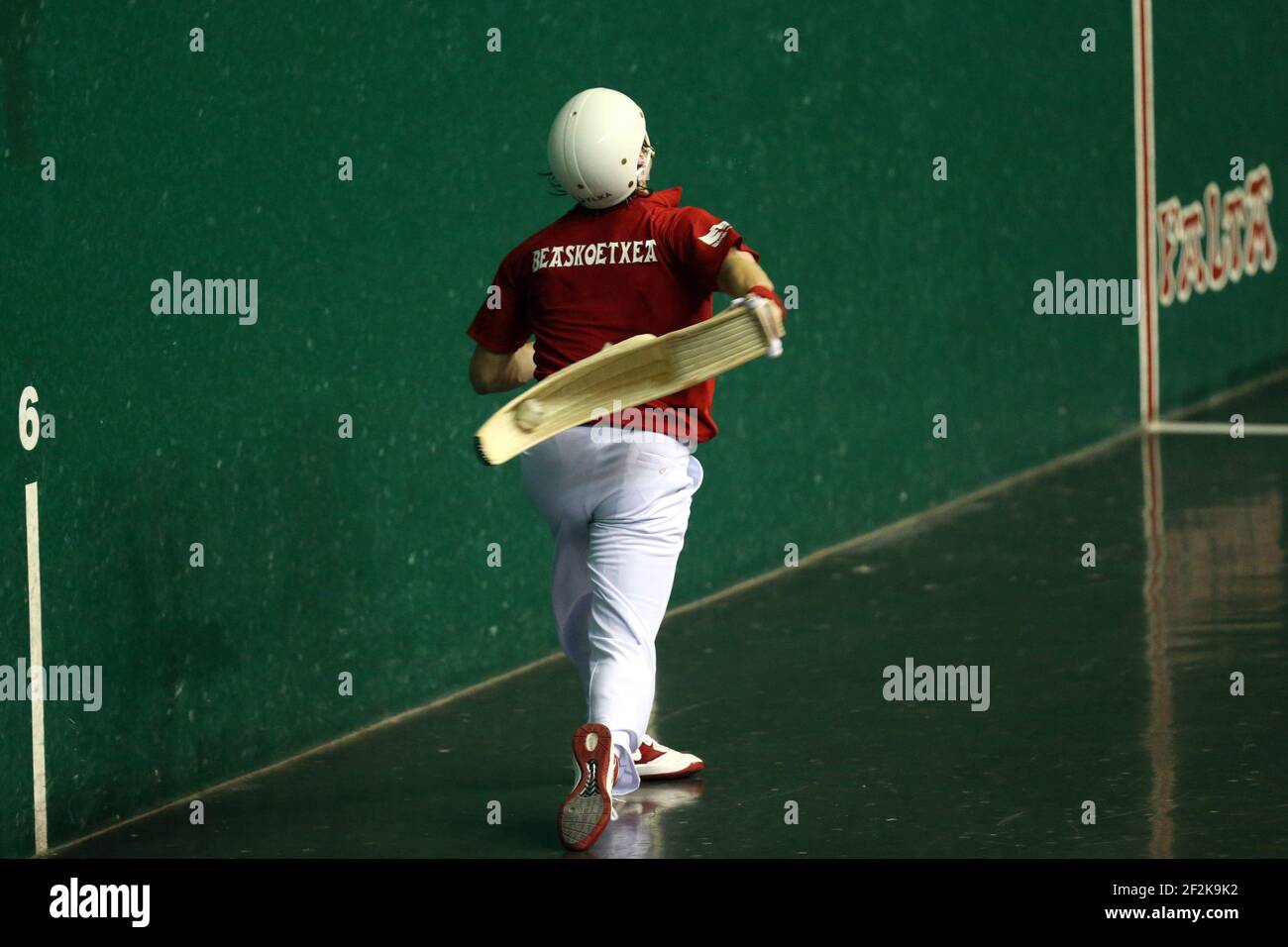 Cesta punta - Jai Alai - Championnat du monde 2013 - Biarritz - France - 1/2 final - 26/08/2013 - photo Manuel Blondau / AOP-PRESS / DPPI - Diego Beaskoetxea (rouge) Banque D'Images
