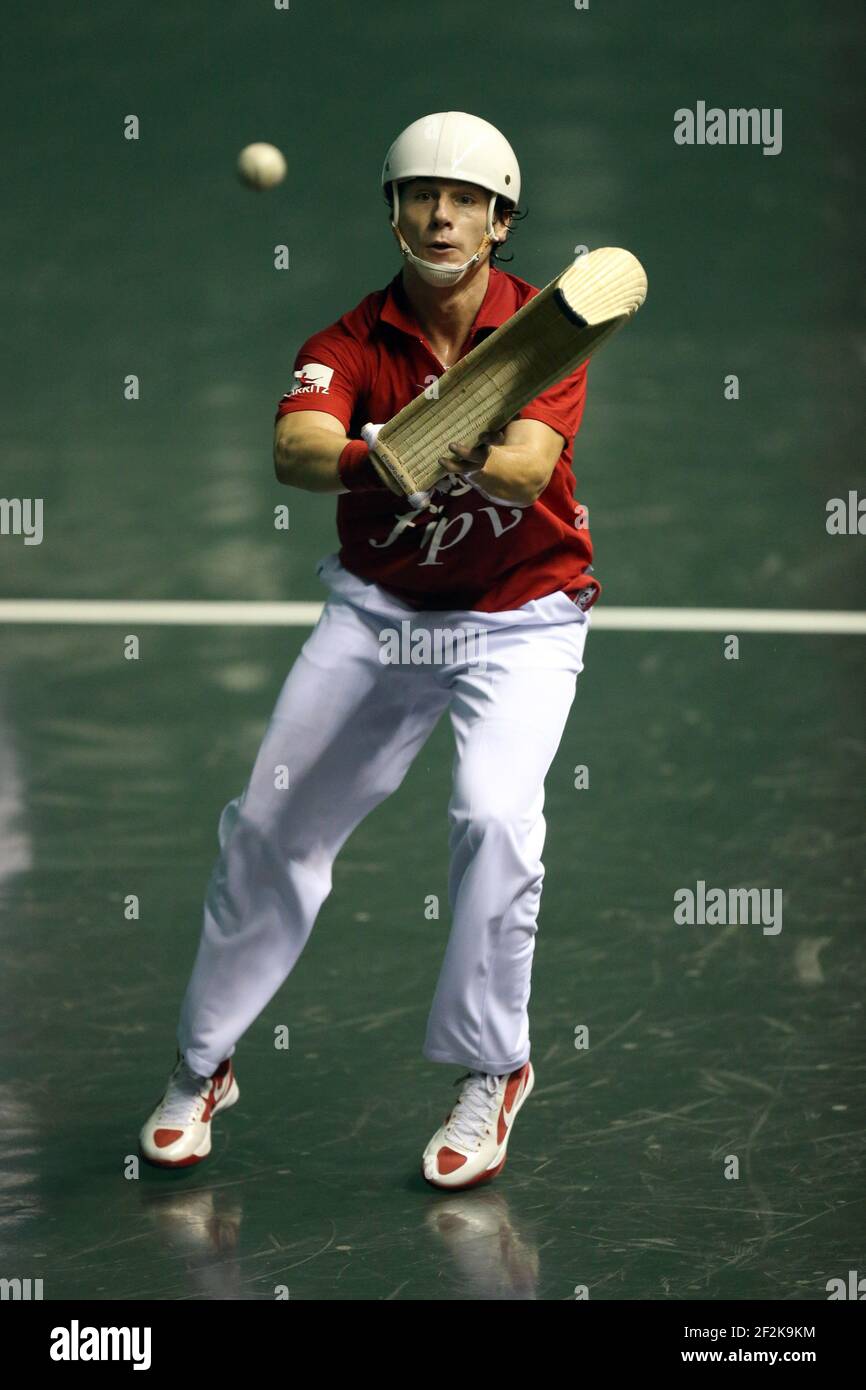 Cesta punta - Jai Alai - Championnat du monde 2013 - Biarritz - France - 1/2 final - 26/08/2013 - photo Manuel Blondau / AOP-PRESS / DPPI - Diego Beaskoetxea (rouge) Banque D'Images