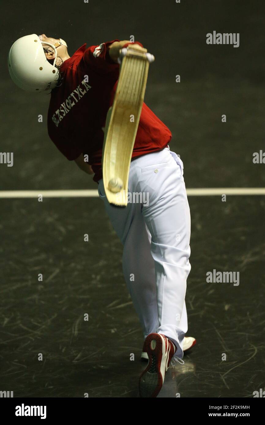Cesta punta - Jai Alai - Championnat du monde 2013 - Biarritz - France - 1/2 final - 26/08/2013 - photo Manuel Blondau / AOP-PRESS / DPPI - Diego Beaskoetxea (rouge) Banque D'Images