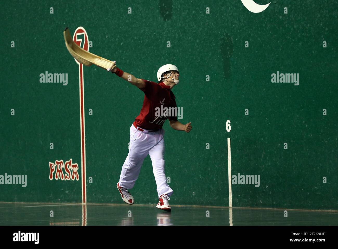 Cesta punta - Jai Alai - Championnat du monde 2013 - Biarritz - France - 1/2 final - 26/08/2013 - photo Manuel Blondau / AOP-PRESS / DPPI - Diego Beaskoetxea (rouge) Banque D'Images