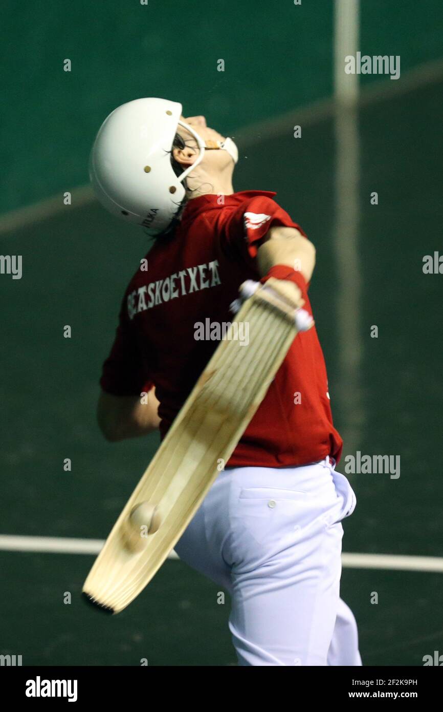 Cesta punta - Jai Alai - Championnat du monde 2013 - Biarritz - France - 1/2 final - 26/08/2013 - photo Manuel Blondau / AOP-PRESS / DPPI - Diego Beaskoetxea (rouge) Banque D'Images