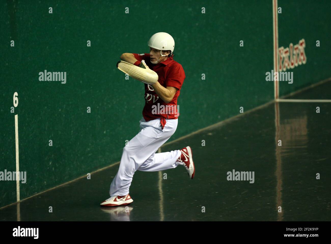 Cesta punta - Jai Alai - Championnat du monde 2013 - Biarritz - France - 1/2 final - 26/08/2013 - photo Manuel Blondau / AOP-PRESS / DPPI - Diego Beaskoetxea (rouge) Banque D'Images