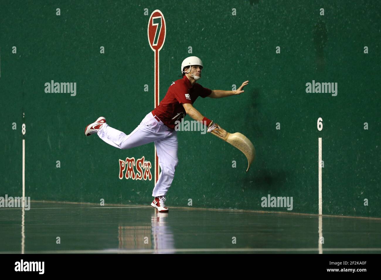 Cesta punta - Jai Alai - Championnat du monde 2013 - Biarritz - France - 1/2 final - 26/08/2013 - photo Manuel Blondau / AOP-PRESS / DPPI - Diego Beaskoetxea (rouge) Banque D'Images