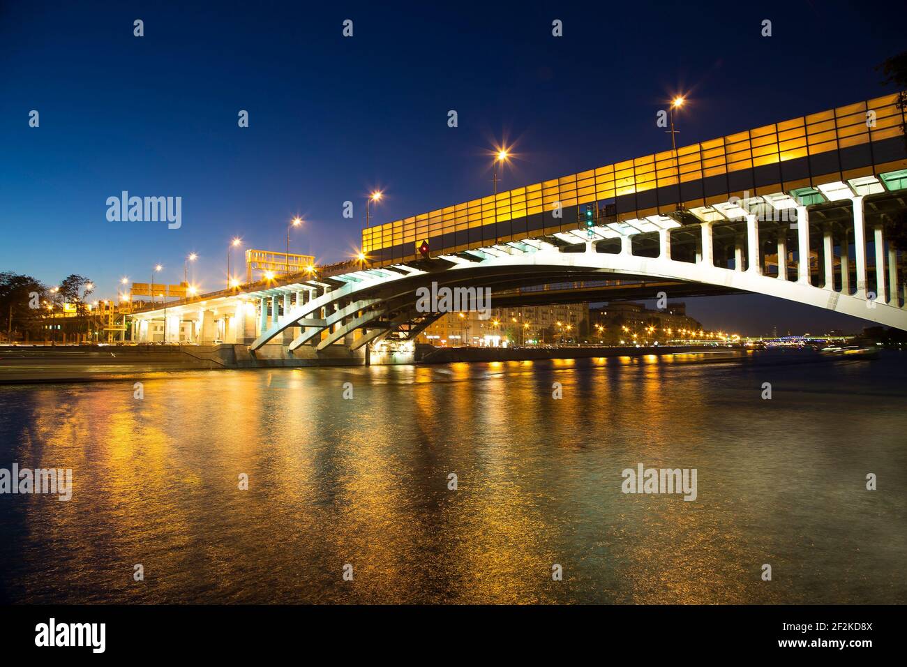 Rivière Moskva, pont Andreyevsky à la lumière des lumières de la nuit. Moscou, Russie Banque D'Images