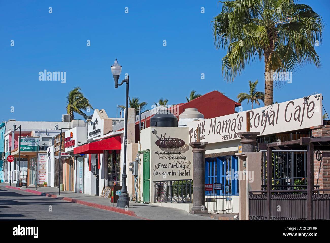 Pharmacies / pharmacies, bars et restaurants dans la ville Cabo San Lucas sur la péninsule de Baja California sur, Mexique Banque D'Images