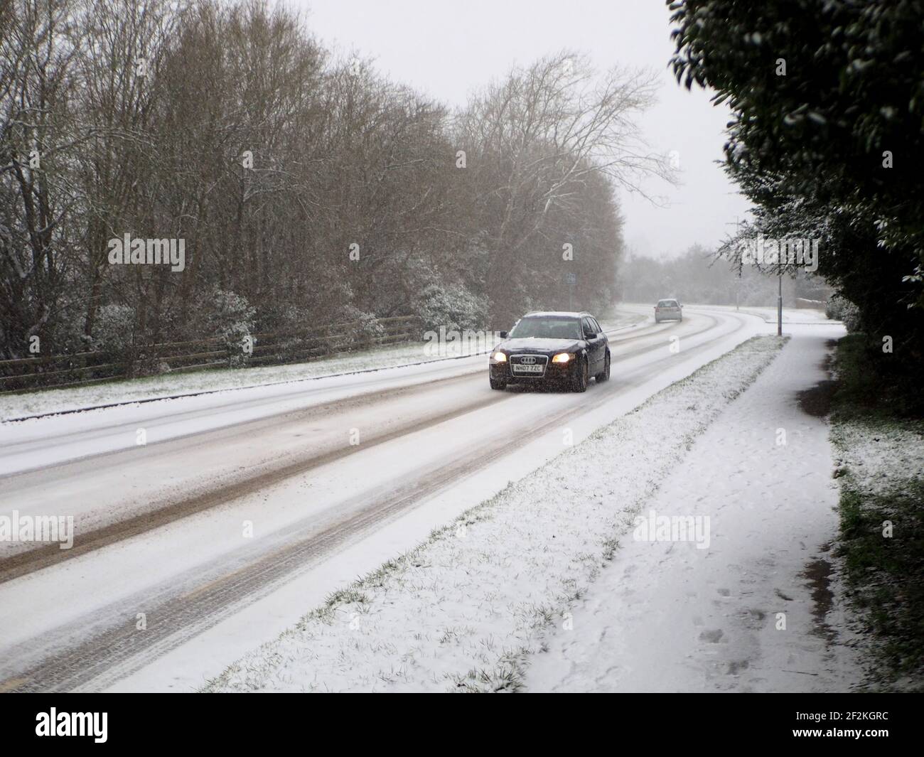 Voiture conduite dans une tempête de neige, Angleterre, Royaume-Uni Banque D'Images