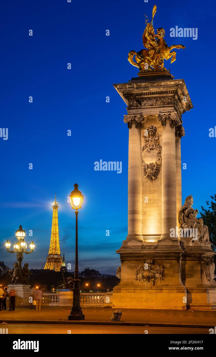 PARIS, FRANCE - 25 août 2016 : Colonne sur pont Alexandre III et la Tour Eiffel au coucher du soleil à Paris, France Banque D'Images