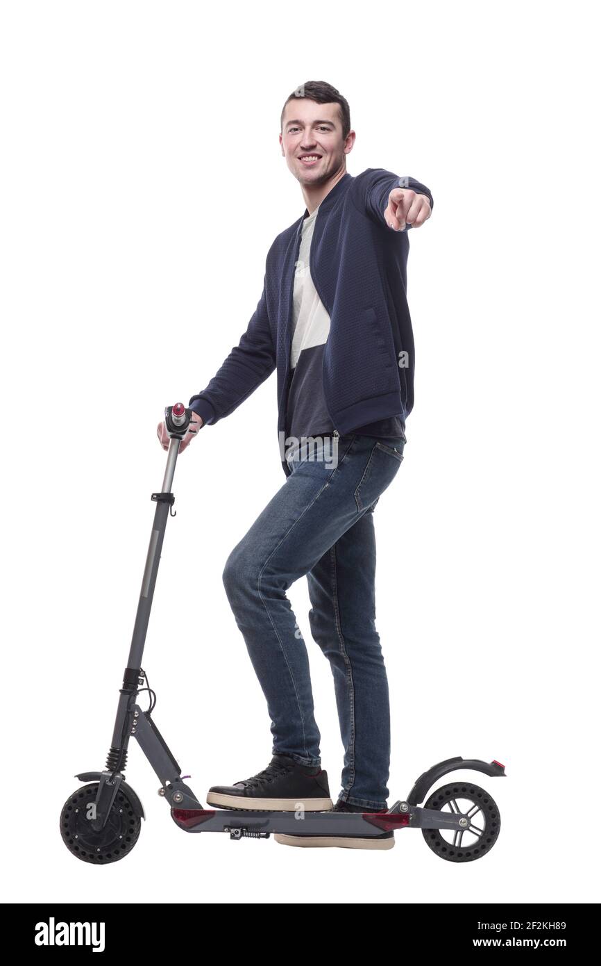 jeune homme souriant avec un scooter électrique . Banque D'Images