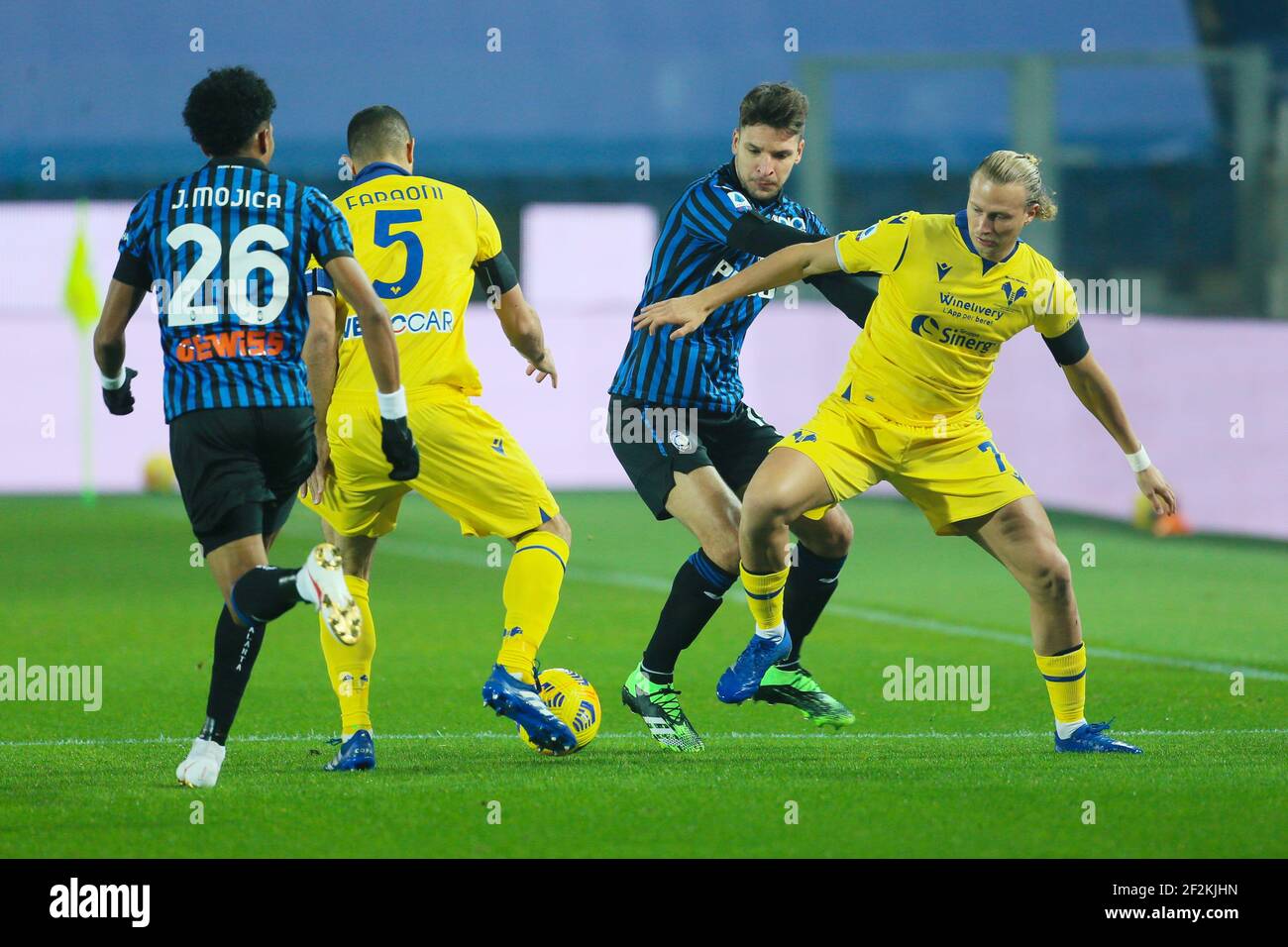 Davide Faraoni, Antonin Barak d'Hellas Verona et Johan Mojica, Berat Djimsiti d'Atalanta pendant le championnat italien Serie UN match de football entre Atalanta BC et Hella Verona le 28 novembre 2020 au stade Gewiss à Bergame, Italie - photo Morgese-Rossini / DPPI Banque D'Images