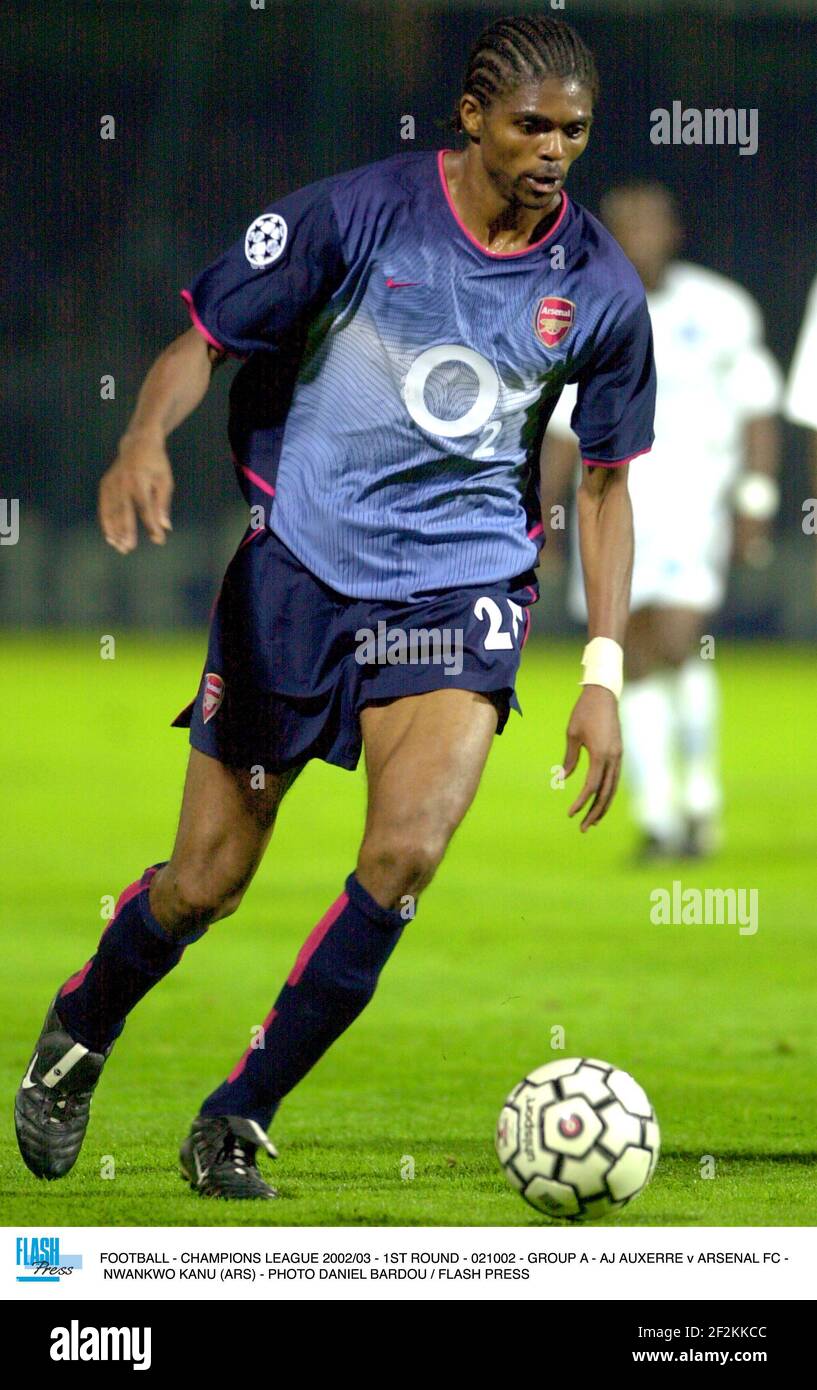 FOOTBALL - LIGUE DES CHAMPIONS 2002/03 - 1ER TOUR - 021002 - GROUPE A - AJ AUXERRE V ARSENAL FC - NWANKWO KANU (ARS) - PHOTO DANIEL BARDOU / FLASH PRESS Banque D'Images